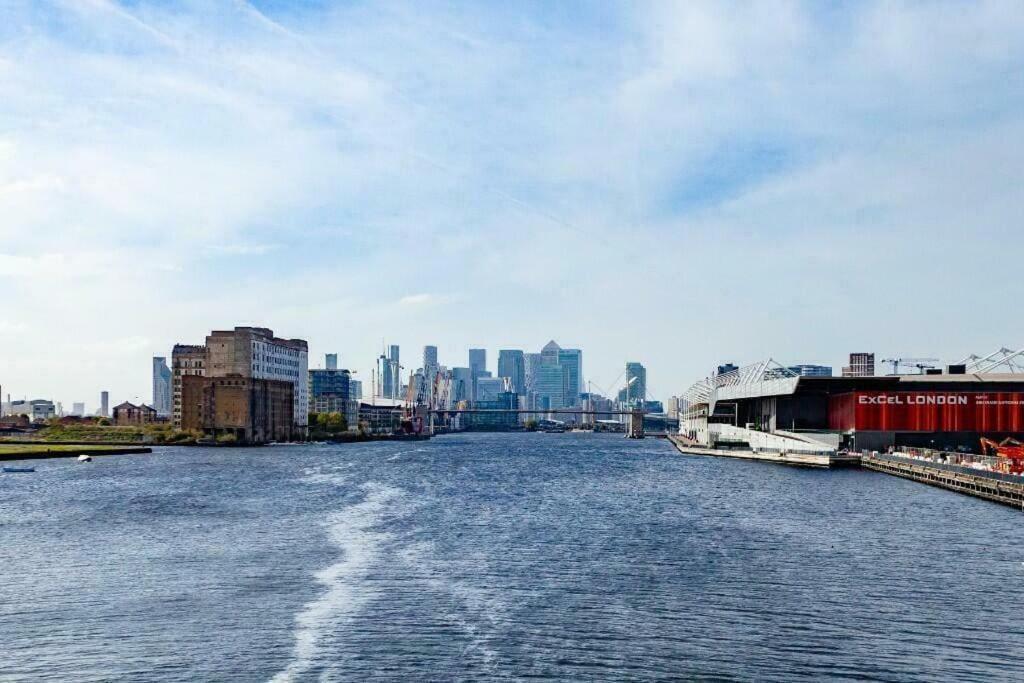 City Escape - Royal Wharf Лондон Екстериор снимка